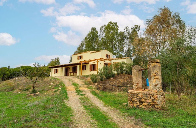 Beautiful private villa for 4 guests with WIFI, A/C, TV, pets allowed and panoramic view