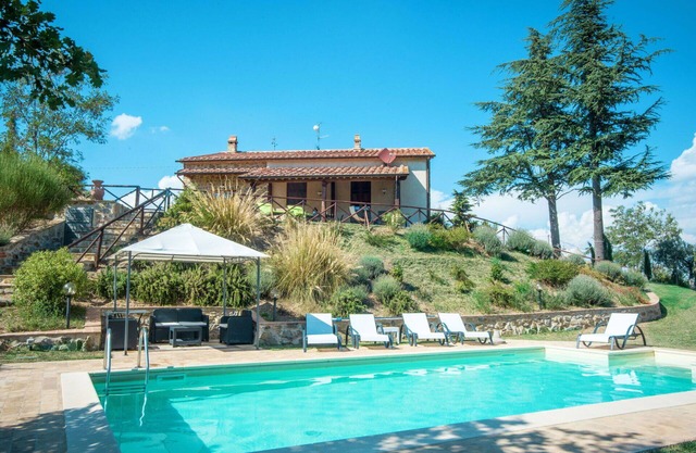Beautiful private villa with hot tub, private pool, WIFI, TV, patio, pets allowed and panoramic .