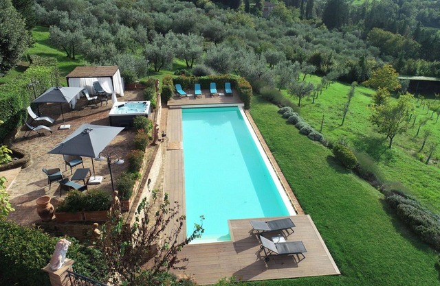 Beautiful private villa with hot tub, A/C, WIFI, private pool, TV, patio, close to San Gimignano