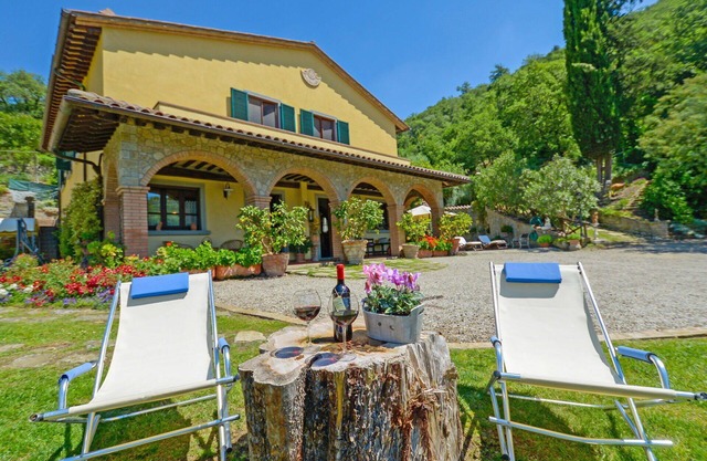 Beautiful private villa with WIFI, private pool, TV, patio, pets allowed and panoramic view