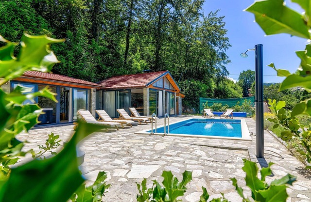 Beautiful private villa for 12 guests with private pool, A/C, WIFI, hot tub, TV and terrace