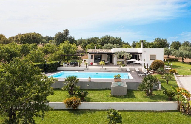 Beautiful private villa for 4 guests with WIFI, private pool, A/C, TV, terrace and panoramic view