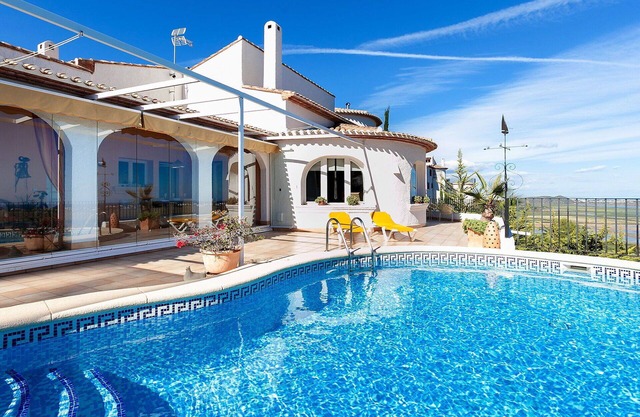 Beautiful private villa for 10 guests with A/C, WIFI, private pool, TV and terrace