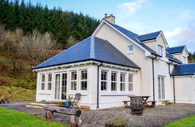 Beautiful private villa for 10 people with TV, patio, pets allowed, panoramic view and parking
