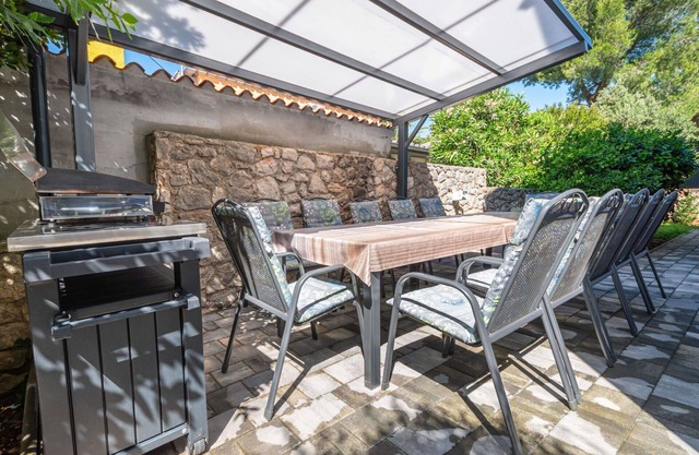 Beautiful private villa for 12 guests with WIFI, hot tub, A/C, TV and patio