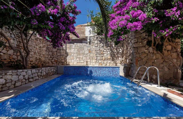 Beautiful private villa for 6 people with private pool, A/C, WIFI, TV and terrace