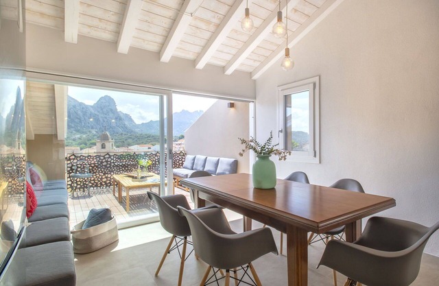 Beautiful private villa for 6 guests with A/C, WIFI and patio