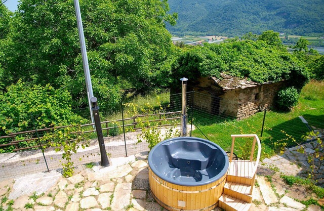 Beautiful private villa for 5 people with hot tub, WIFI, TV, patio, pets allowed and panoramic v.