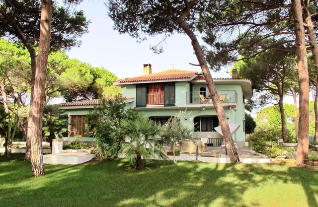 Beautiful private villa for 10 guests with A/C, TV, terrace and pets allowed