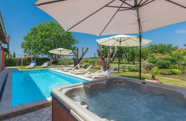 Beautiful private villa with hot tub, A/C, private pool, WIFI, TV, terrace and pets allowed