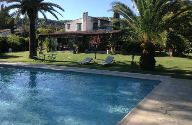 Beautiful property, at the foot of St Paul de Vence, 2/3 houses, 11/15P. Park, large swimming pool.