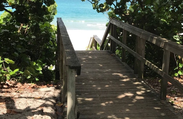 Beautiful renovated condo, close walk to Jupiter Beach!