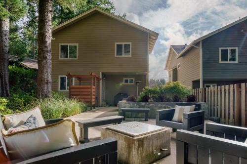 Beautiful reverse floor plan cottage fire pit outdoor shower short walk to beach fireplace decks 3309