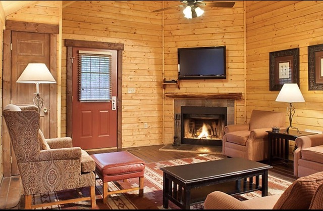 Beautiful Rustic 3 Bedroom Cabin with Large Deck and Grill