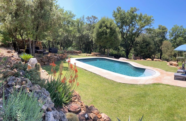 Beautiful single-storey villa, swimming pool and jacuzzi, in a peaceful natural setting