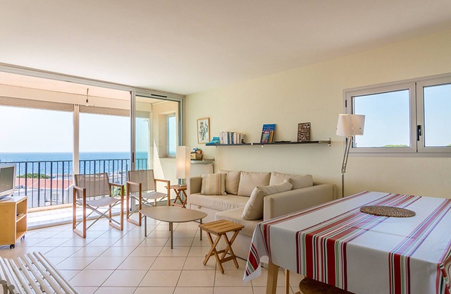 Beautiful spacious apartment facing the pond - 2 bedrooms, parking, no WIFI