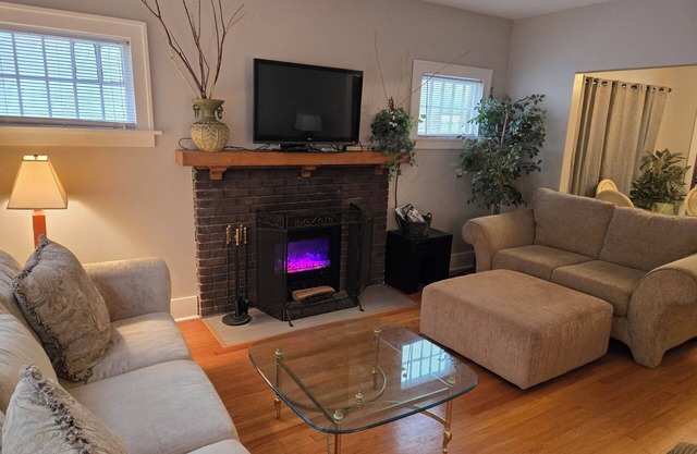 Beautiful Spacious Home - Near Charles Schwab Field- CWS, CHI Arena, Downtown nn