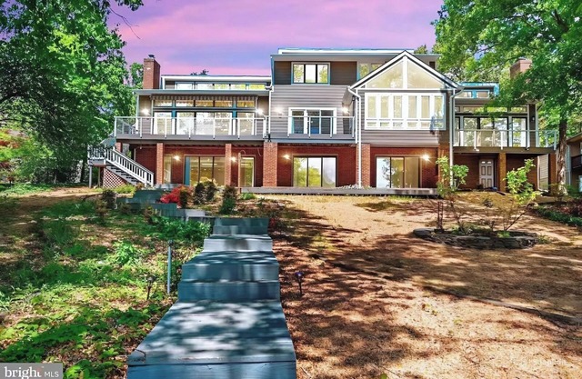 Beautiful, spacious, lakefront home large lot, firepit, hot tub, and more