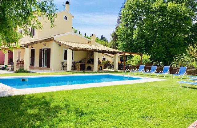 Beautiful Spacious Villa, Heated Private Pool Near to great beaches & Corfu Town