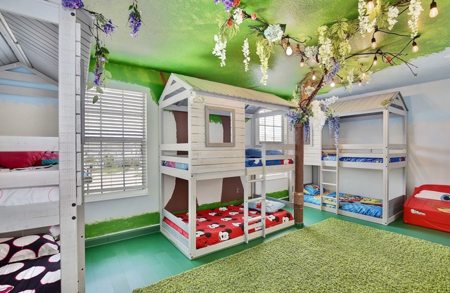 Beautiful Themed Villa 9BD/5BA pool&game room