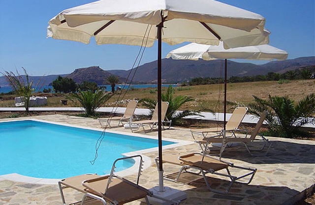 Beautiful vacation apartment with pool right on the beach