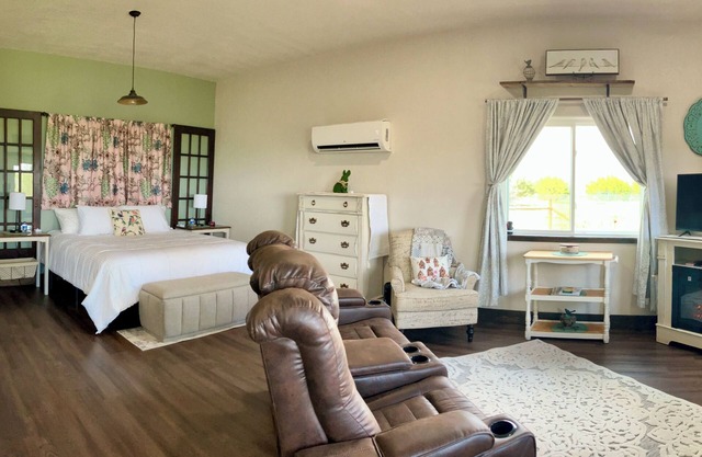 Beautiful view! Minutes away from MW, PK Lake, Parks, Shopping & Restaurants!