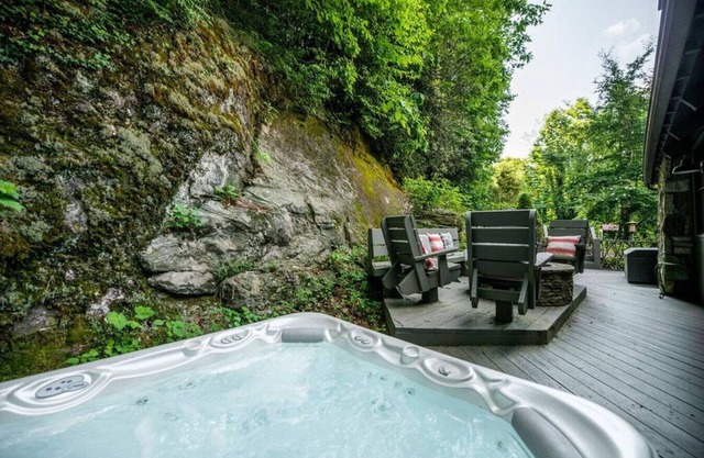 Beautiful view with firepit and hot tub. Only 7 minutes to Cashiers and Glenville!