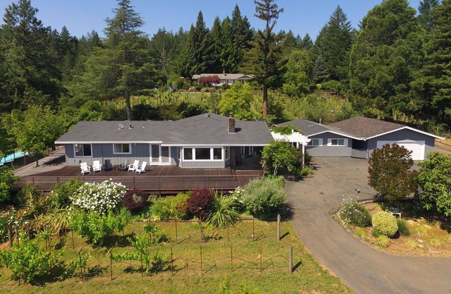 Beautiful Views! Dry Creek Valley Retreat with Deck & Pool, 5 min to Healdsburg
