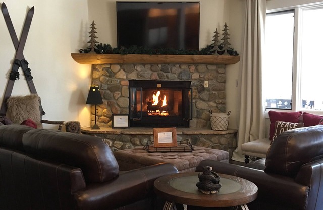 Beautiful Views of Peak 9 & 10. Expert Ski in Ski Out Neighborhood. Shuttle.