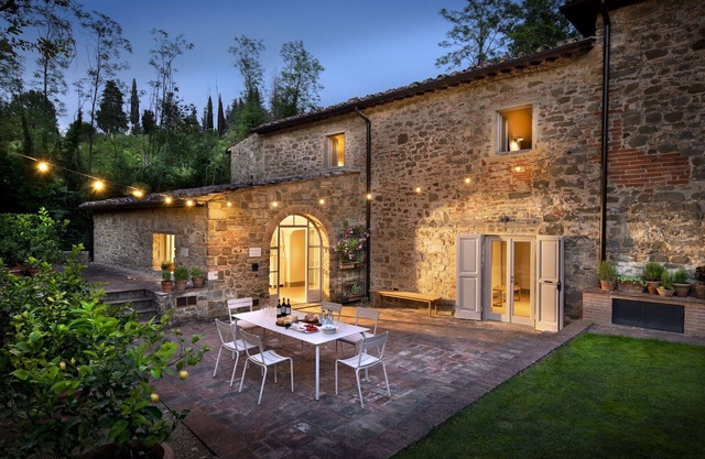 Beautiful villa for 18 people with A/C, private pool, WIFI and TV