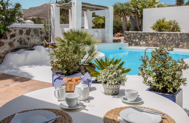 Beautiful Villa "Casita Susi" with Mountain View, Pool, Terrace & Wi-Fi