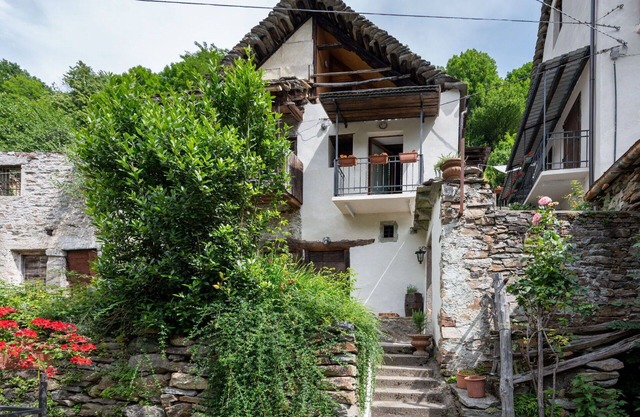Beautiful villa for 2 guests with TV, terrace and pets allowed