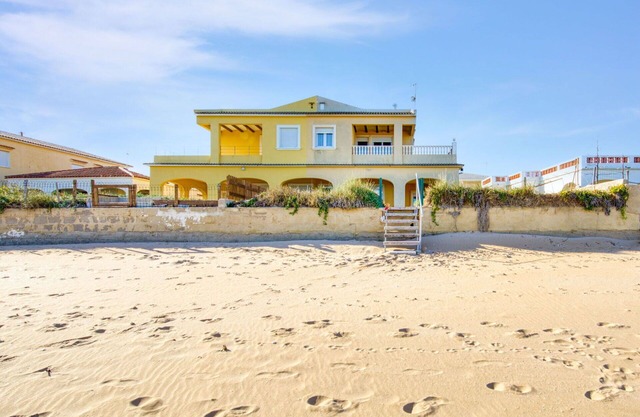 Beautiful villa for 8 guests with WIFI, TV, patio and pets allowed