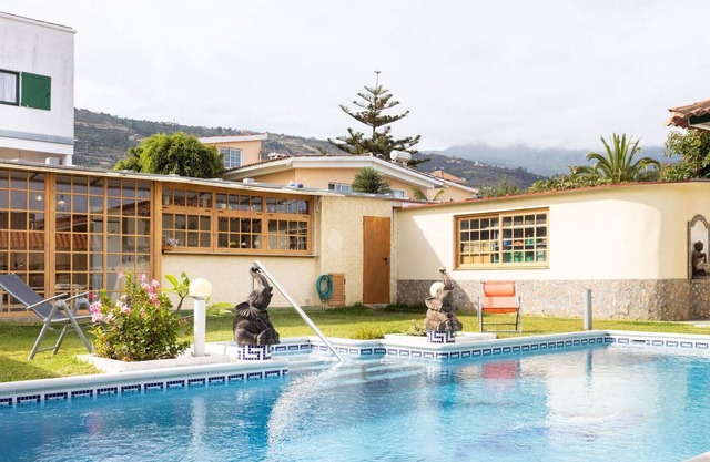 Beautiful villa for 4 guests with WIFI, pool, TV and patio