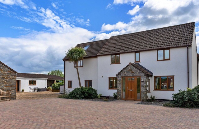 Beautiful villa for 12 guests with hot tub, WIFI, terrace and pets allowed