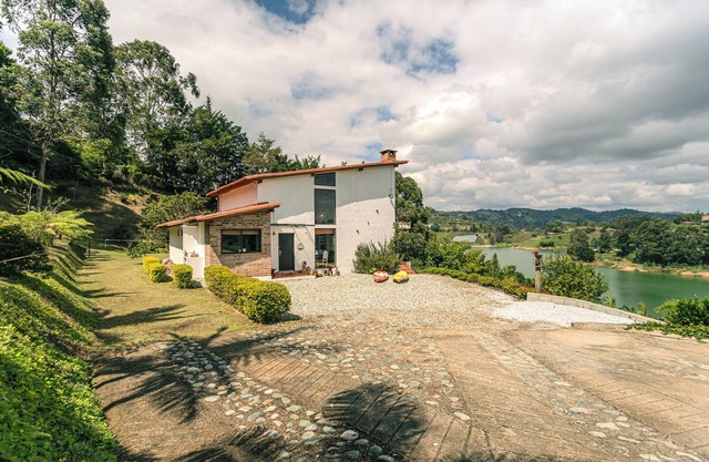 Beautiful Villa Guatape-Peñol with nice lake views