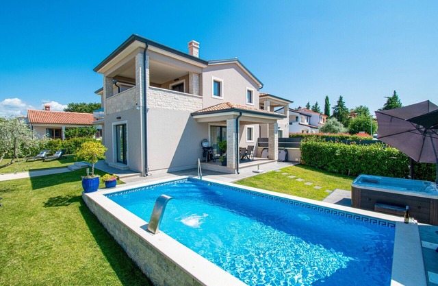 Beautiful villa with a private pool and jacuzzi near Poreč