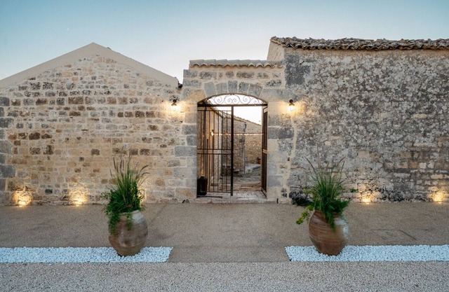 Beautiful villa with pool ideal for families.