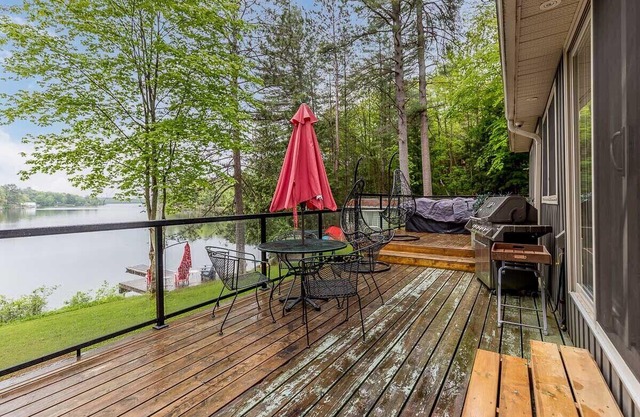 Beautiful WaterFront Cottage on Sparrow Lake