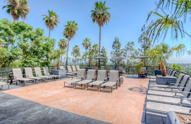 Beautiful Woodland Hills 1BR w/Gym, W/D & Pool, near 101, by Blueground
