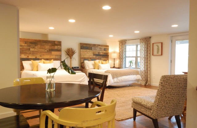 Beautifully Appointed Apt, Blocks to Green Lake available for monthly rental