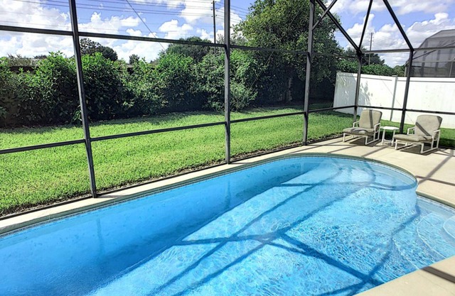 Beautifully decorated 3 bed Kissimmee pet friendly vacation home w/pool. WDW 4 miles