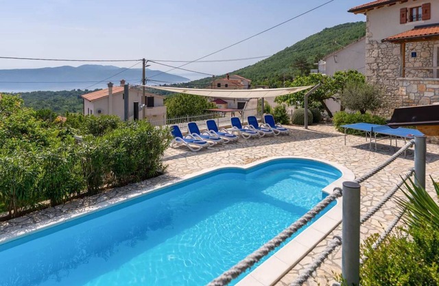 Beautifully renovated holiday home on a small hill with wonderful sea view