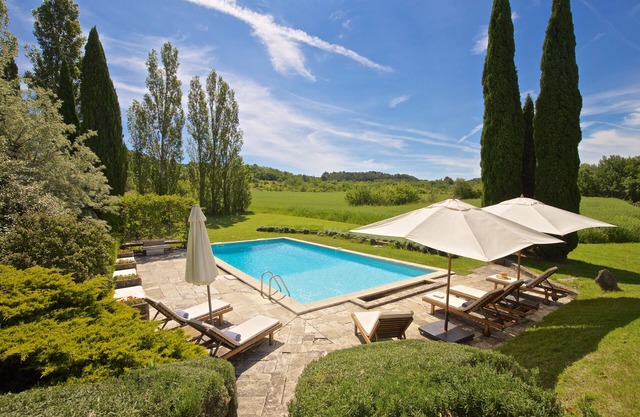 Beautifully renovated Artist’s farmhouse in Provence, large heated pool & sauna