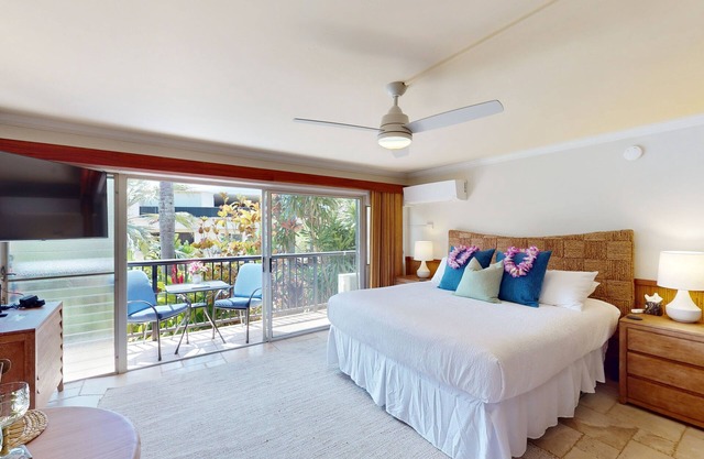 Beautifully renovated studio, shared pool and bbq, walk to beach