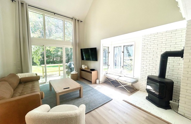 Beautifully Updated Eastman Condo