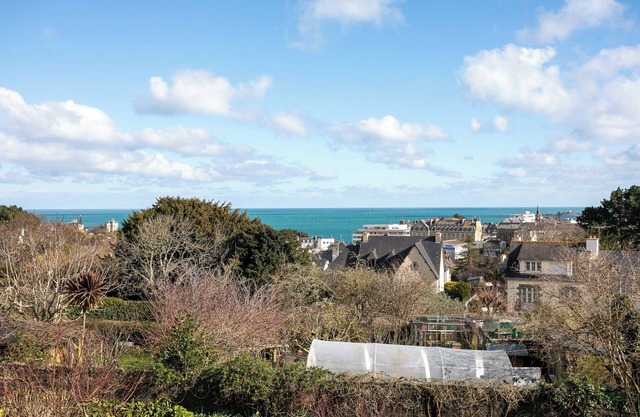 Bed and breakfast 'Fusains 5 Petit-déjeuner Vue Mer' with Sea View, Shared Garden and Wi-Fi