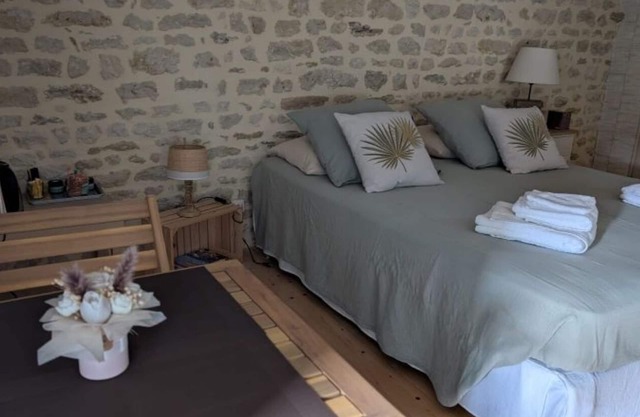 Bed and breakfast in quiet surroundings with access to private pool