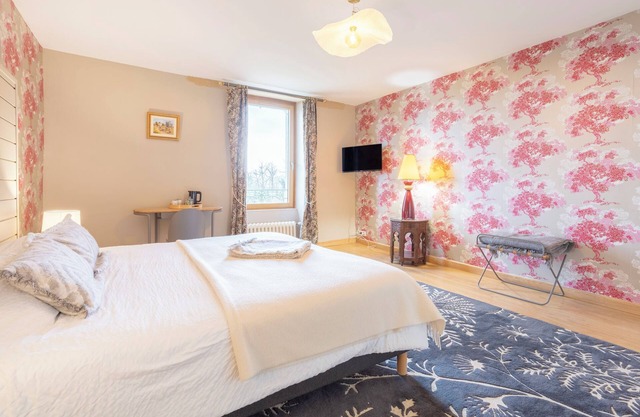 Bed and Breakfast 'Anne De Bretagne' with Shared Terrace, Shared Garden and Wi-Fi