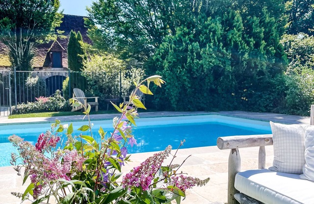 Bed and Breakfast 'Domaine De Pragelier, Petronille' with Shared Pool and Wi-Fi